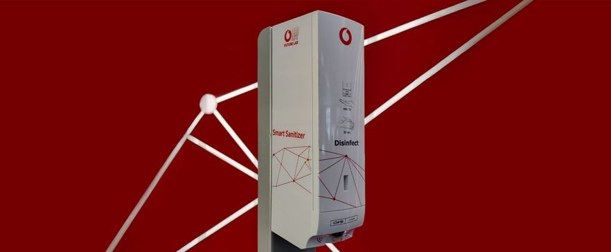 Smart Dispenser auf einem Tisch mit Vodafone Logo