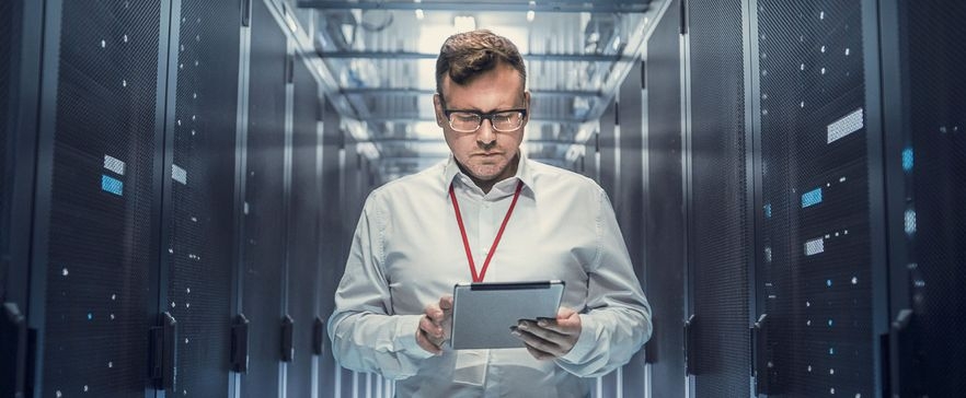 Mann nutzt Managed Services