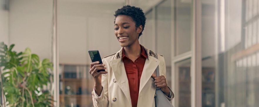 Frau mit Smartphone in der Hand