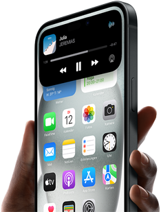 Eine Hand hlt das iPhone 15 mit Dynamic Island mit Tracking-Informationen fr Mitfahren.