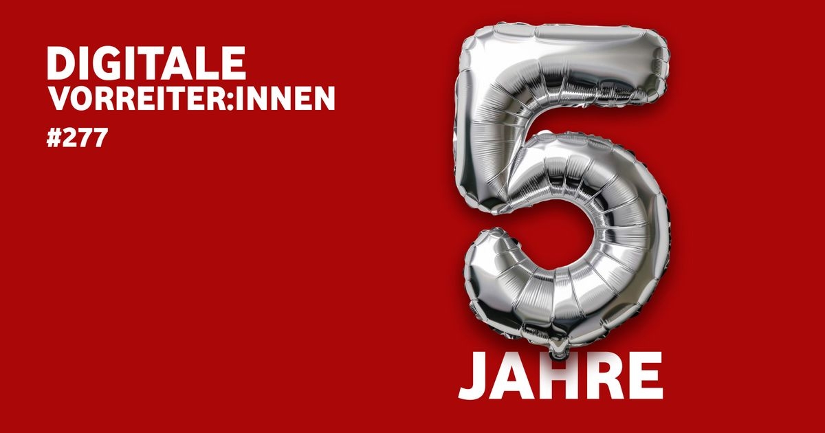 Ein silberner Ballon in Form der Zahl Fünf