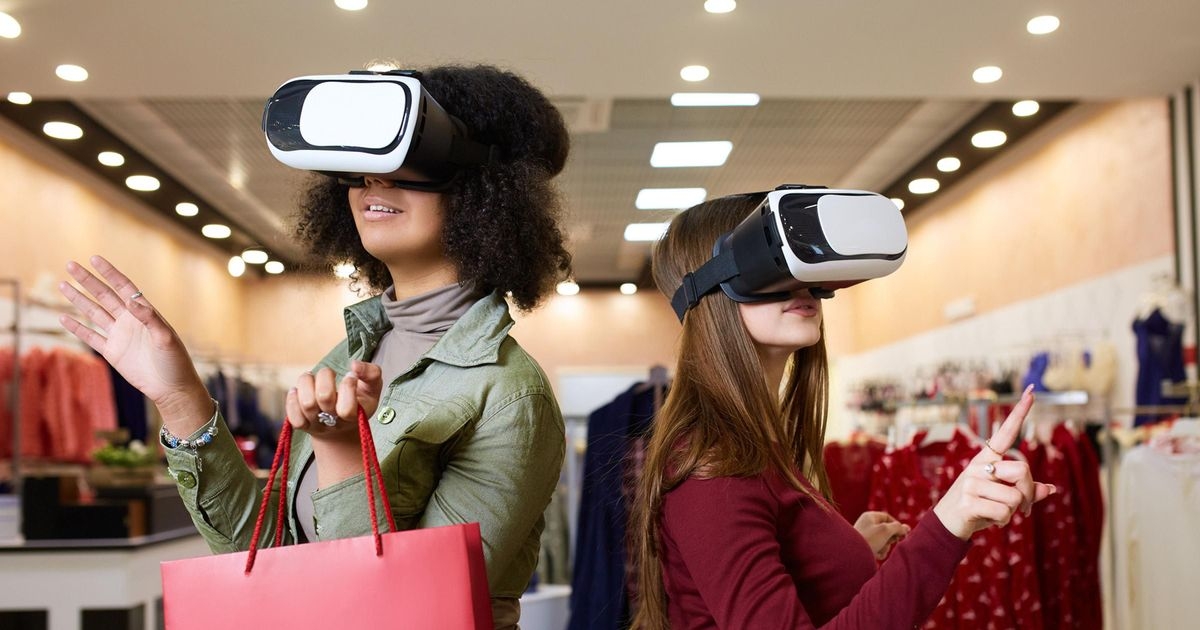 Zwei junge Frauen mit VR-Brillen in einem Bekleidungsgeschäft