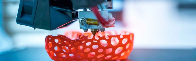 3D-Drucker druckt ein Objekt auf einer Druckplatte