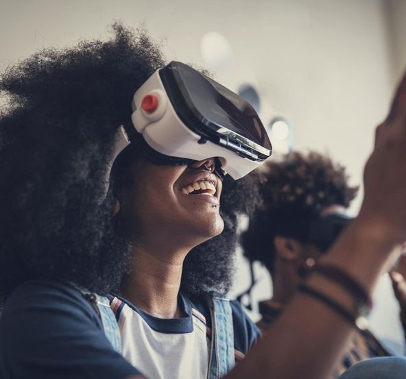 Junge Frau nutzt ein VR-Headset