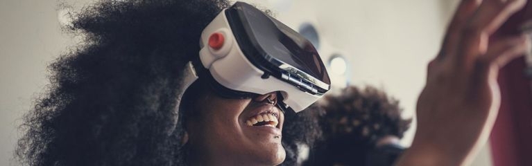 Junge Frau nutzt ein VR-Headset