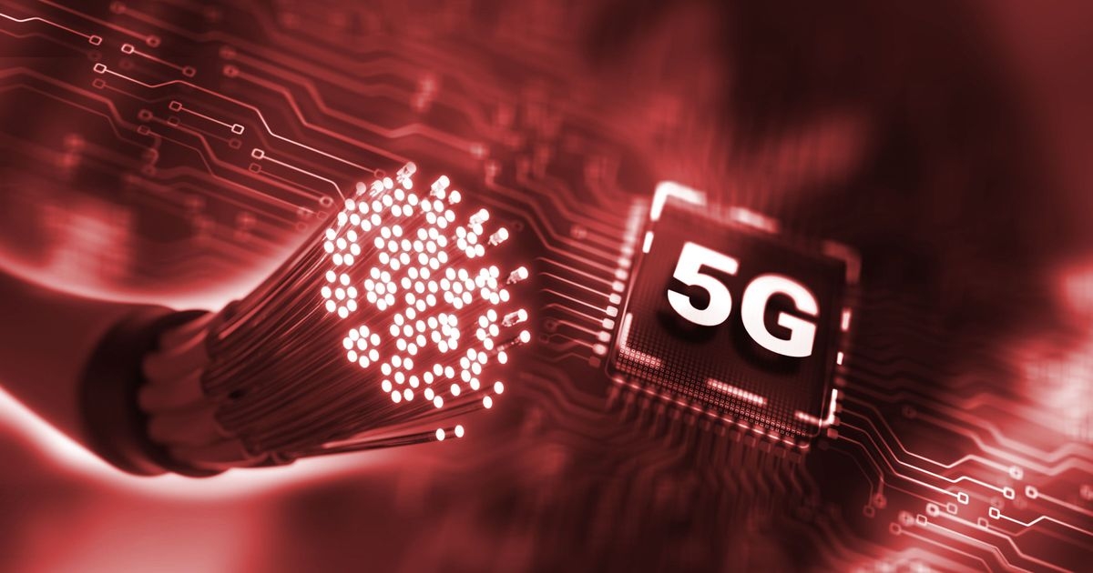 Links ein Glasfaserbündel, rechts ein Elektronik-Baustein mit der Beschriftung „5G“. Im Hintergrund Leiterbahnen einer Platine.