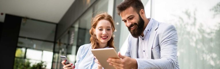 zwei Kollegen arbeiten unterwegs