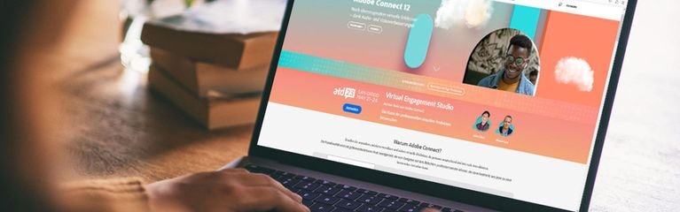 Über die Schulter: Person sitzt am Laptop und benutzt das Programm Adobe Connect