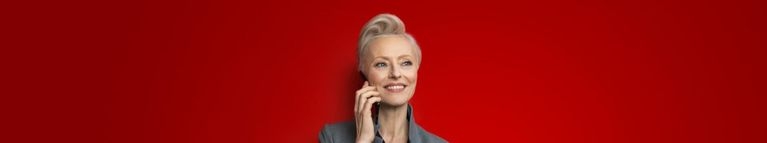 Frau in Business-Kleidung telefoniert mit Smartphone