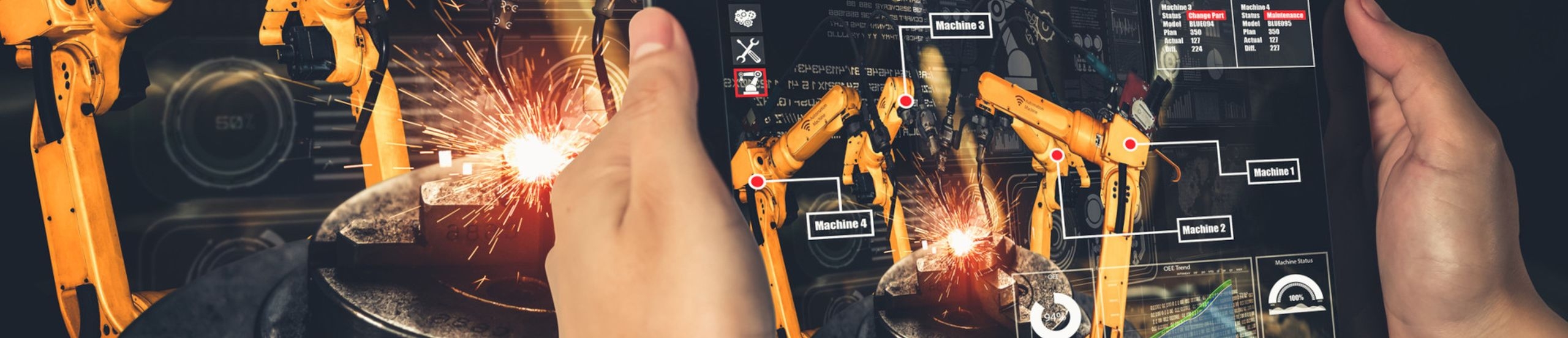 Hände halten ein Tablet mit der Darstellung eines gelben Industrieroboters und Daten vor einen Industrieroboter. Im Hintergrund sind digitale Darstellungen zu sehen