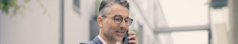 Geschäftsmann telefoniert mit Smartphone