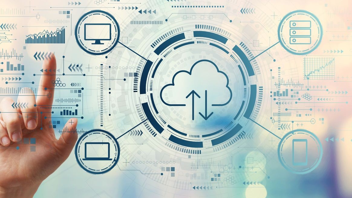 Symbole von Daten und vernetzten Geräten einer Cloud