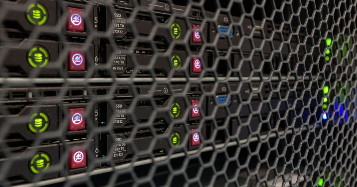 Cloud-Speicher: So funktioniert die Online-Datenverwaltung Speicherkomponenten hinter einem Gitter im Cloud-Rackspace