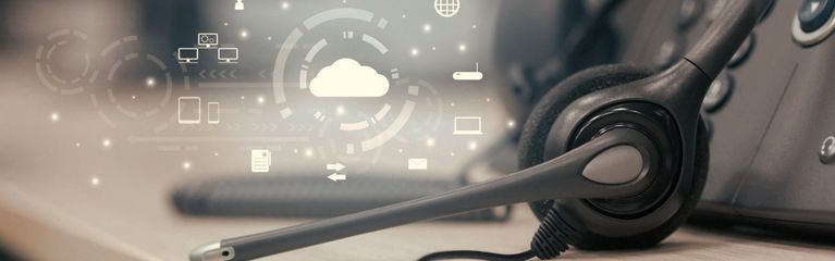 Ein Telefon mit Headset und darüber eine Wolke als Symbol für Cloud-Telefonie