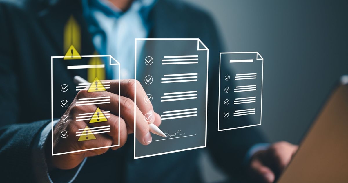So funktioniert Cross-Site-Scripting Mann unterschreibt auf einem mehrseitigen Webformular. Auf einer Seite des Webformulars fallen zeitgleich von oben Warnsymbole auf die Textzeilen.