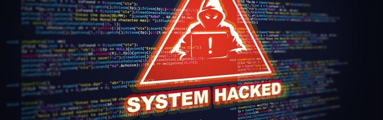 Ein rotes Warndreieck mit Hacker:in in der Mitte und der Unterschrift „System Hacked“