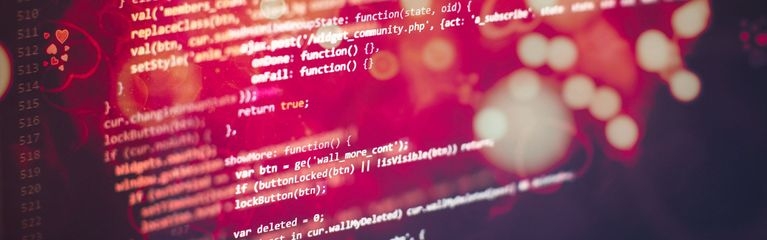 Mehrere Quellcodes transparent überlagert mit eingeblendeten Lichtpunkten auf einem Display.