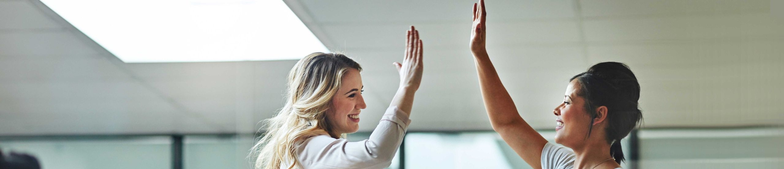 Zwei Frauen geben sich ein High Five