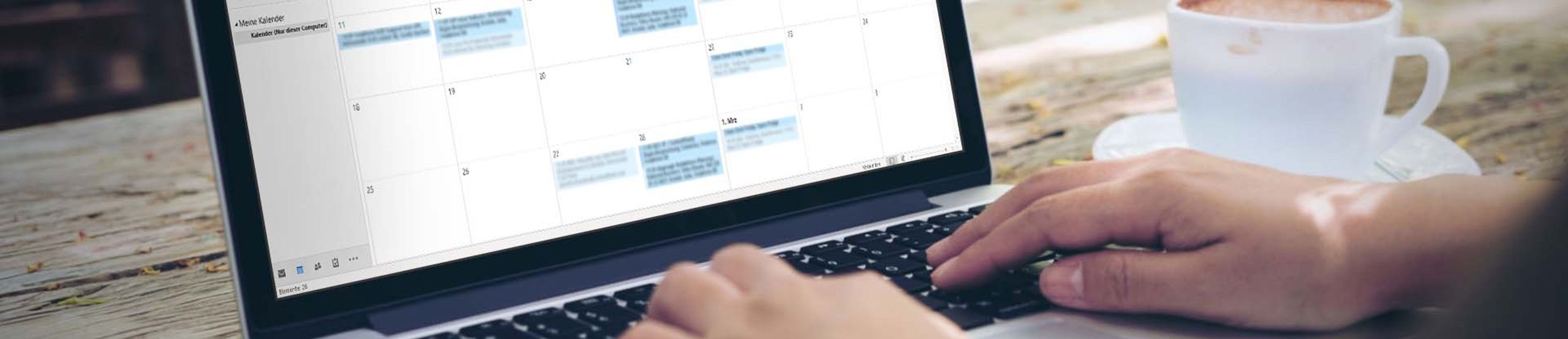 Ein Laptop mit geöffnetem Outlook-365-Kalender