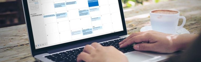 Ein Laptop mit geöffnetem Outlook-365-Kalender