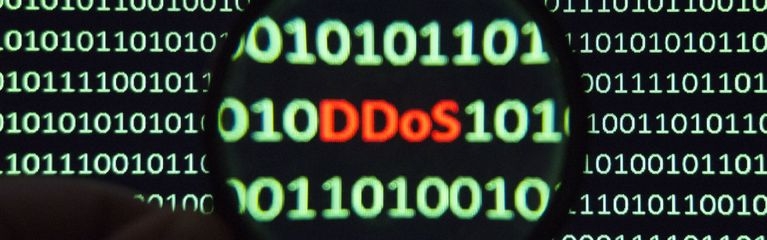 Digitale Ziffernfolgen eines Binärcodes, in dem die Bezeichnung „DDoS“ in roten Buchstaben eingebettet ist.