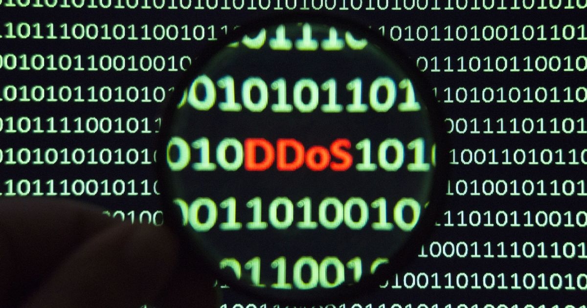 Digitale Ziffernfolgen eines Binärcodes, in dem die Bezeichnung „DDoS“ in roten Buchstaben eingebettet ist.