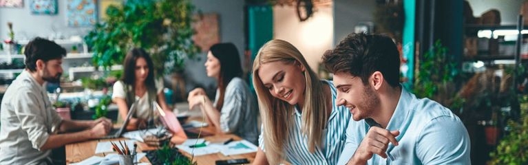 Junge Leute besprechen Ideen in einem modernen Büro