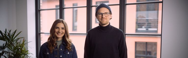 Sarah Elßer und Jakob Berndt vor einem Fenster