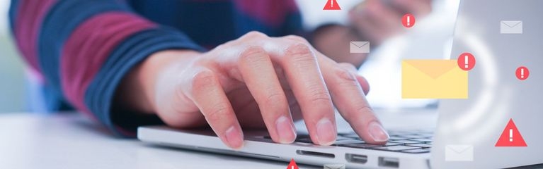 Hand am Laptop mit Symbolen für E-Mail und Sicherheit