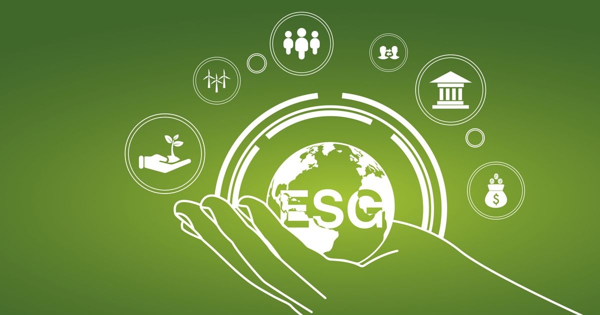 Eine Hand ist als Umriss zu sehen. Sie hält eine Weltkugel mit den Buchstaben ESG. Darüber gruppieren sich Symbole für Umweltschutz, Finanzen, Menschen, Technologie und Rechtsvorschriften.