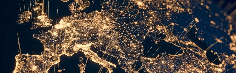 Karte von Europa mit leuchtenden Stadtlichtern und Kommunikationslinien aus dem Weltraum bei Nacht.