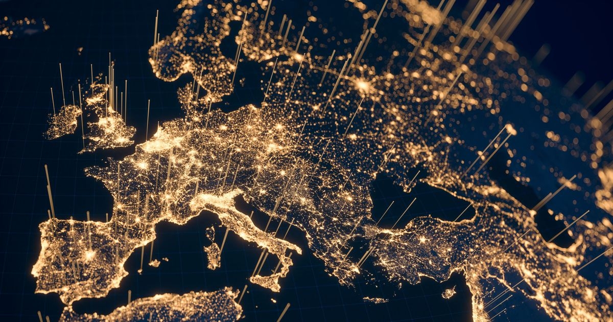 Karte von Europa mit leuchtenden Stadtlichtern und Kommunikationslinien aus dem Weltraum bei Nacht.