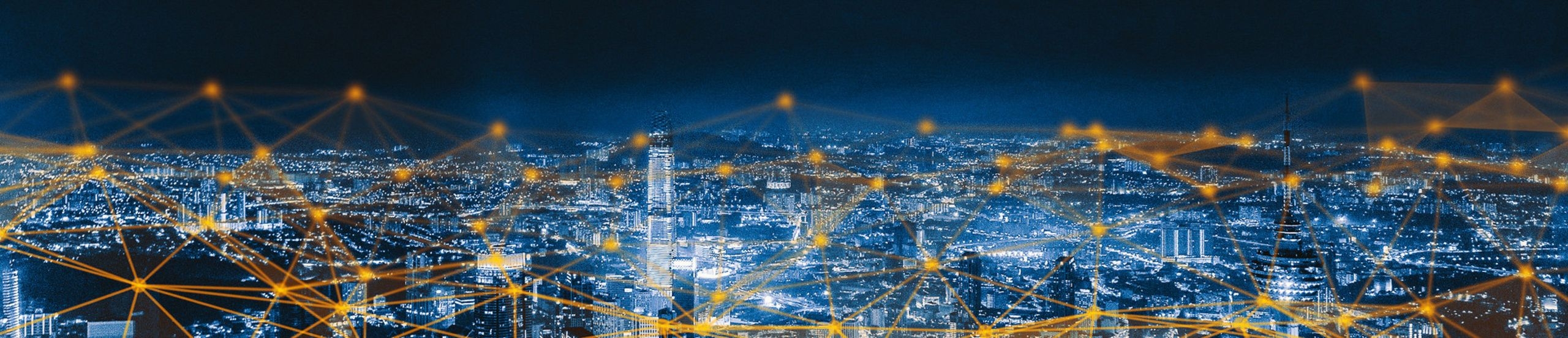 Blick auf eine Stadt bei Nacht, in der alle Geräte symbolisch per IoT-Cloud vernetzt sind