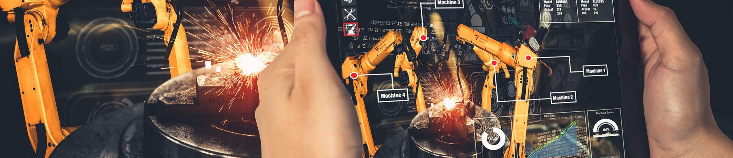 Zwei Hände halten ein Tablet, auf dem die Augmented-Reality-Darstellung eines Industrieroboters zu sehen ist