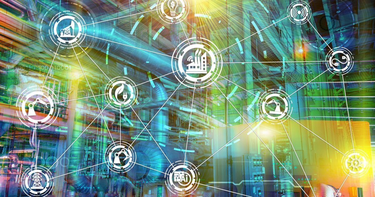 Was ist das Internet of Things (IoT)? Vor dem Hintergrund einer Industrieanlage zeigt das Bild verschiedene Symbole für Werkshallen, Stromnetze, Funkmasten und Weiteres.