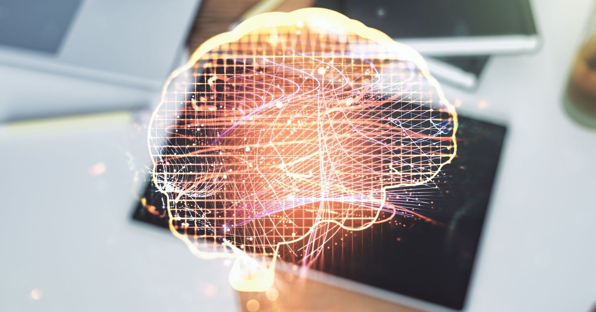 Kreative Darstellung künstlicher Intelligenz mit menschlichem Gehirnhologramm und modernem digitalem Tablet im Hintergrund, Draufsicht.