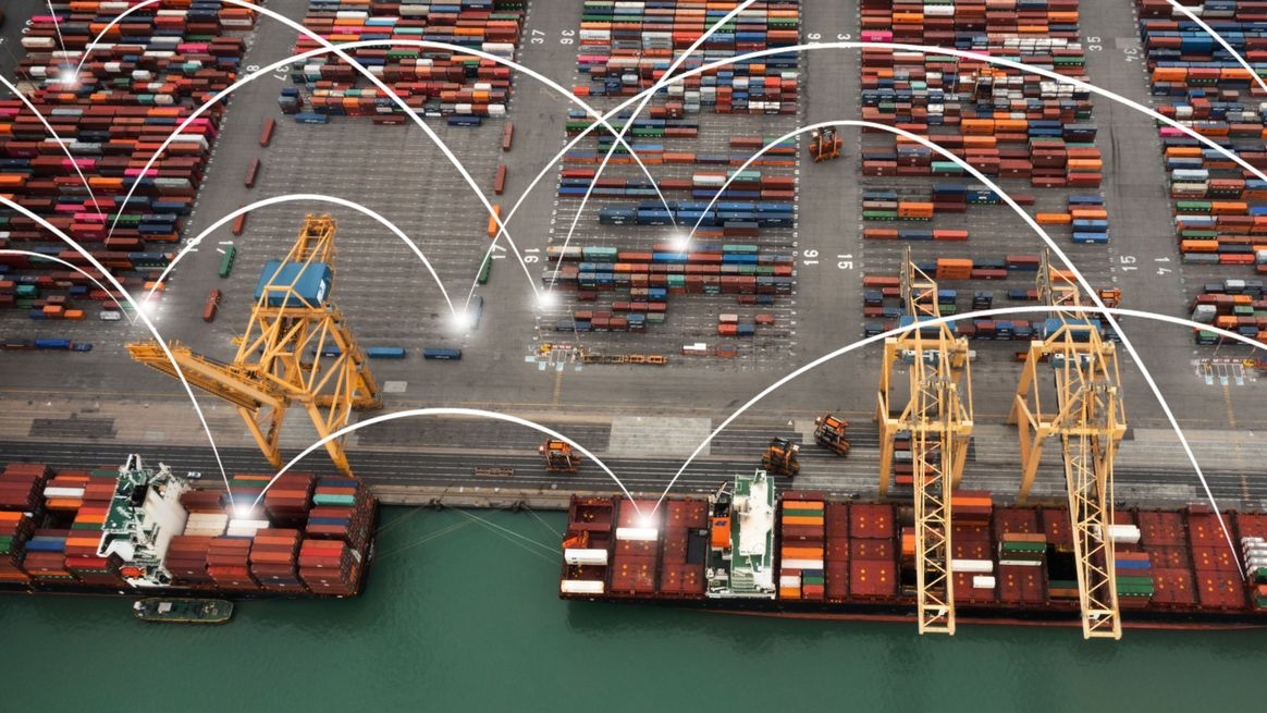 Blick aus der Vogelperspektive auf einen Containerhafen mit Schiffen, Ladekränen und Abstellflächen für Container. Helle Lichtbögen verbinden einzelne Container miteinander.