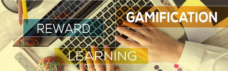 Über dem Foto von Händen auf einer Tastatur erscheinen Schlagworte: Achievement, Gamification, Reward, Learning, Skill