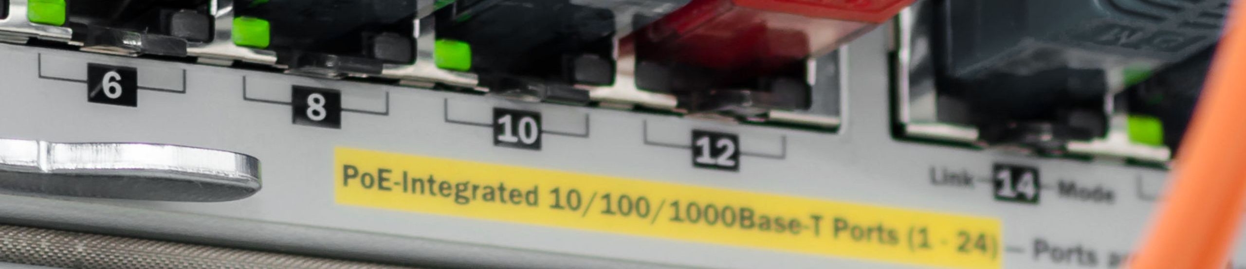 PoE-fähiger Ethernet-Switch mit Anschlusskabeln