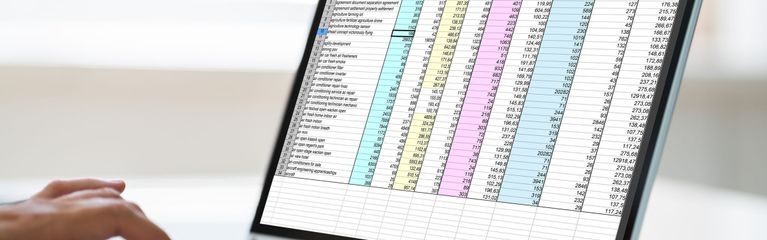 Ein Notebook mit Diagrammen auf dem Display. 