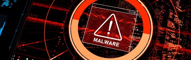 Ein rotes Ausrufezeichen mit der Aufschrift Malware vor stilisiertem Programmcode