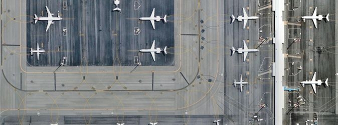 Ein Flugplatz und verschiedene Flugzeuge aus der Vogelperspektive