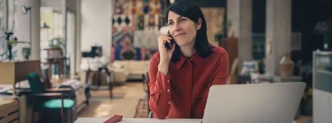 Geschäftsfrau arbeitet mit Microsoft 365
