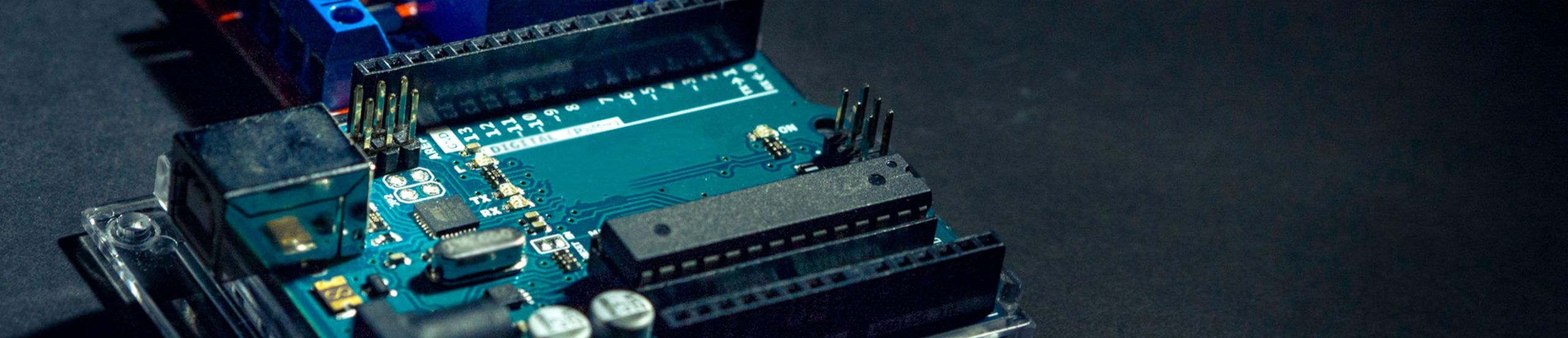 Mikrocontroller-Board Arduino Uno mit zusätzlichem Relais-Modul.