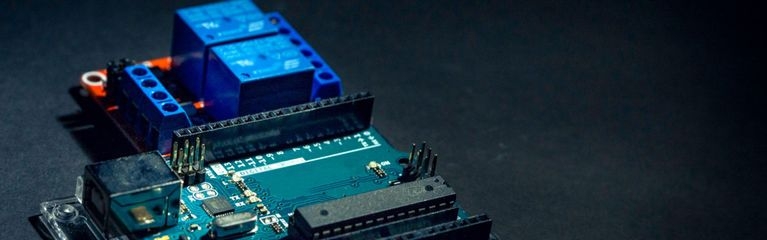 Mikrocontroller-Board Arduino Uno mit zusätzlichem Relais-Modul.