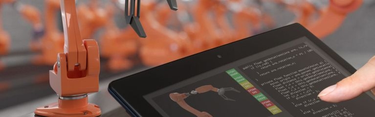 Ein Finger zeigt auf ein Tablet mit dem Symbol eines Roboterarms. Daneben und im Hintergrund sind weitere Arme von Industrierobotern zu sehen