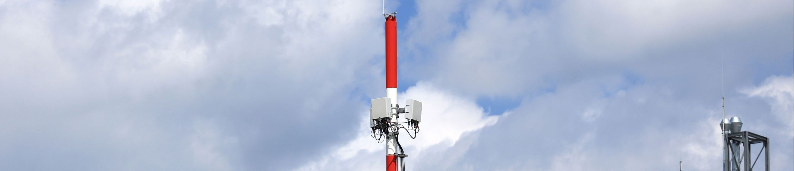  Ein 5G-Mast in einer Industrieanlage