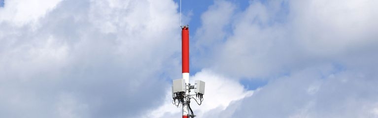  Ein 5G-Mast in einer Industrieanlage