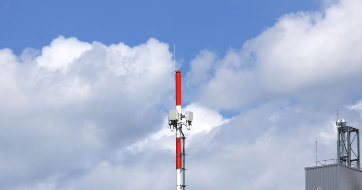 Ein 5G-Mast in einer Industrieanlage