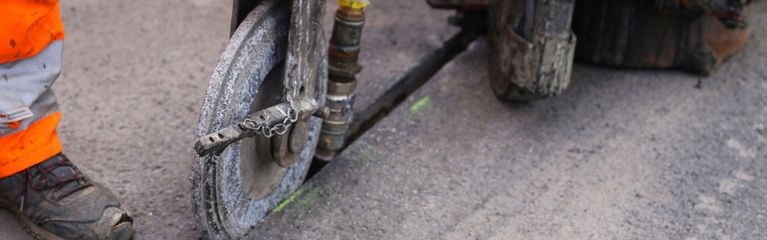 Nano-Trenching-Maschine bei der Kabelverlegung